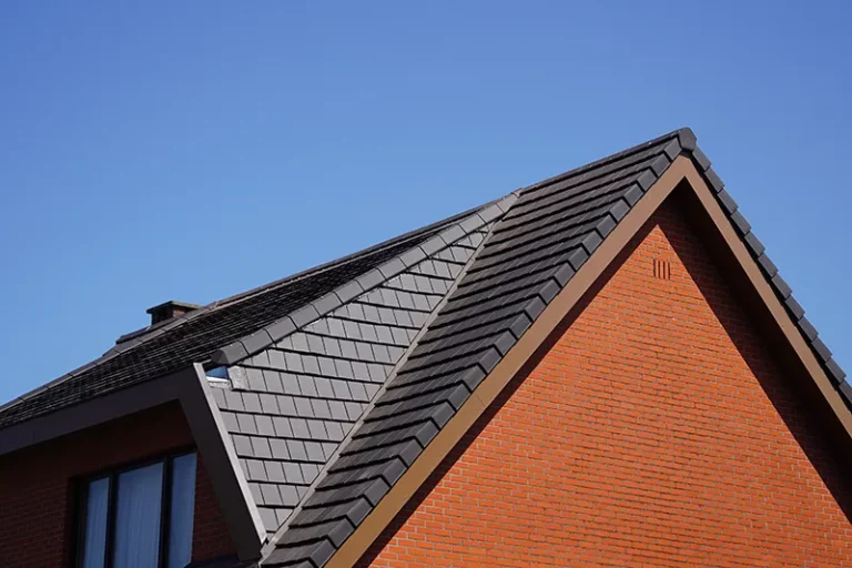 Een nieuw dak met Koramic Vauban dakpannen in antraciet mat, afgewerkt met Cedral board
