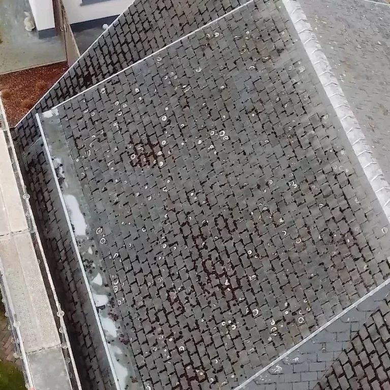 Dak met asbesthoudende leien die werden verwijderd door Tectura Groep