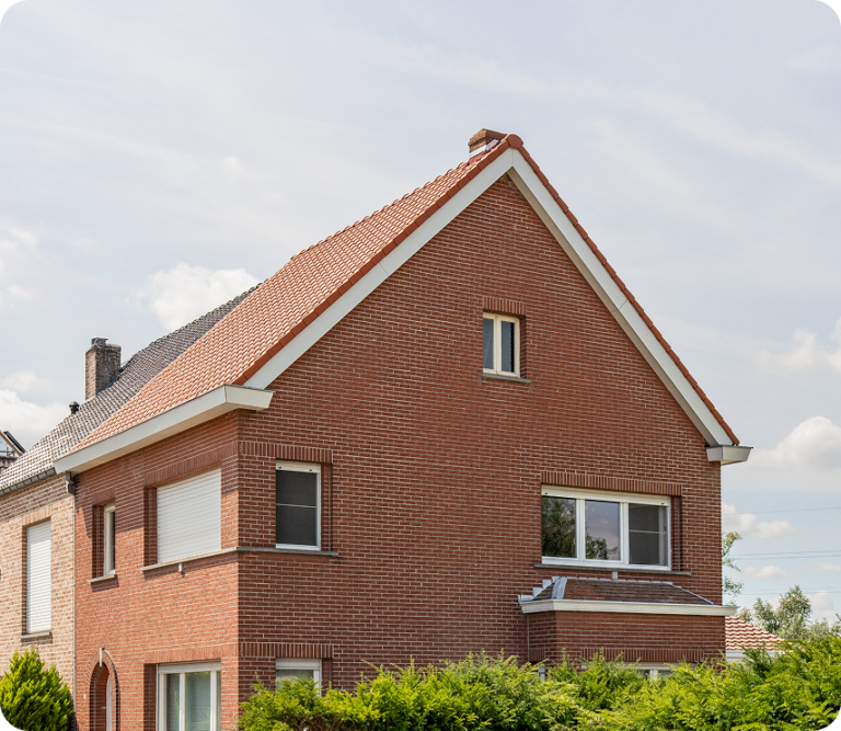 Dakwerker van Tectura Groep aan het werk