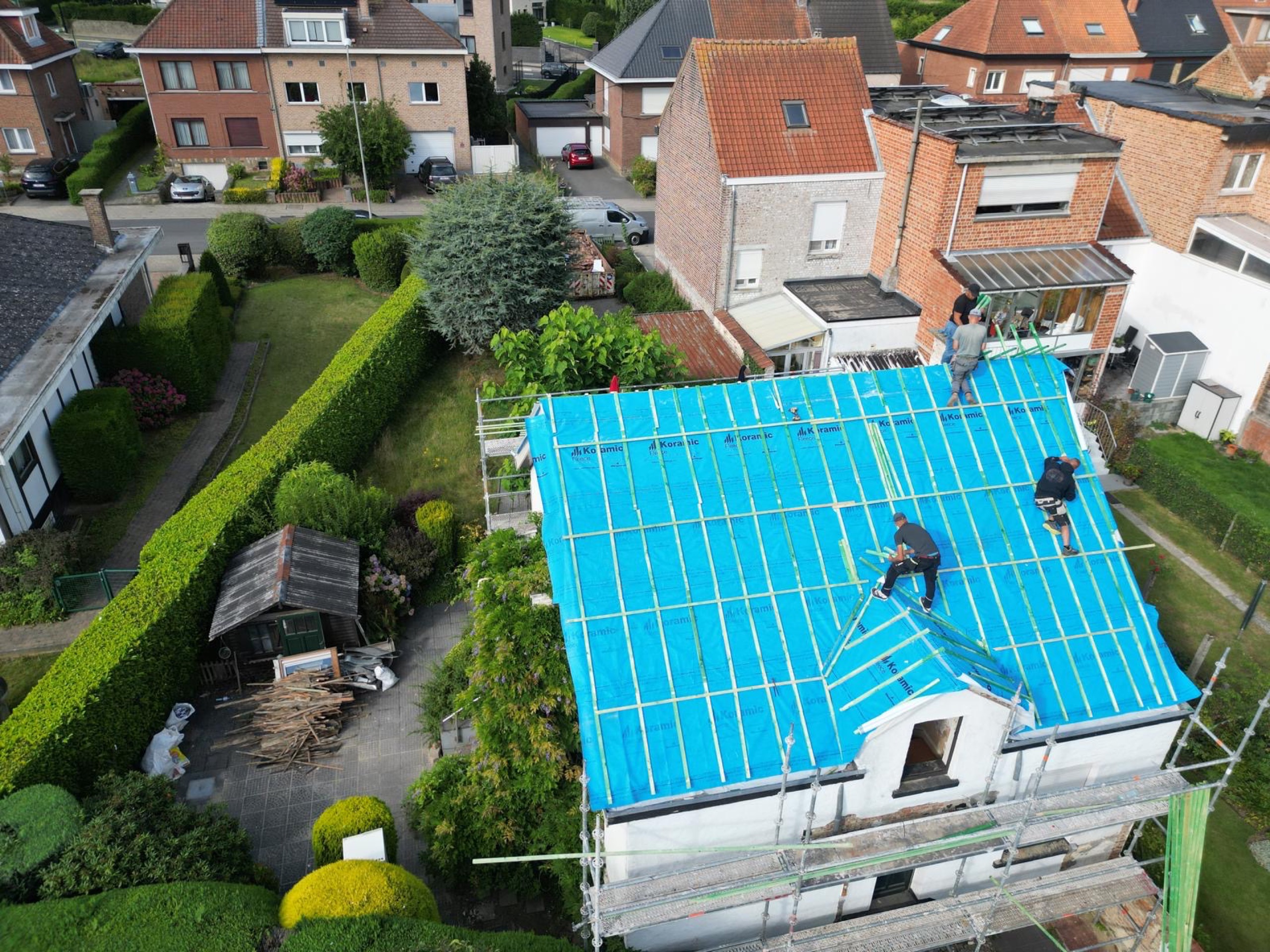 Dakrenovatie met nieuwe rode dakpannen