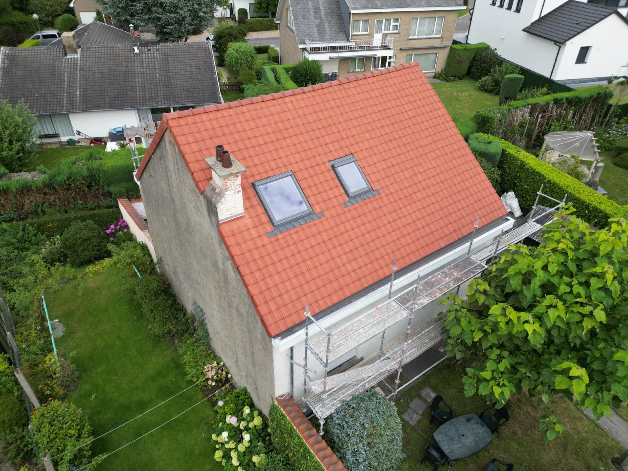 Dakrenovatie met nieuwe rode dakpannen